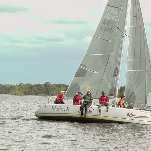 Hélium 7.65 avec de nombreux spis et voiles, dont un jeu Mylar quasi neuf