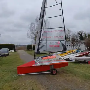 Recherche Voile en très bon état pour Moth International Low Rider avec Géement "moderne"